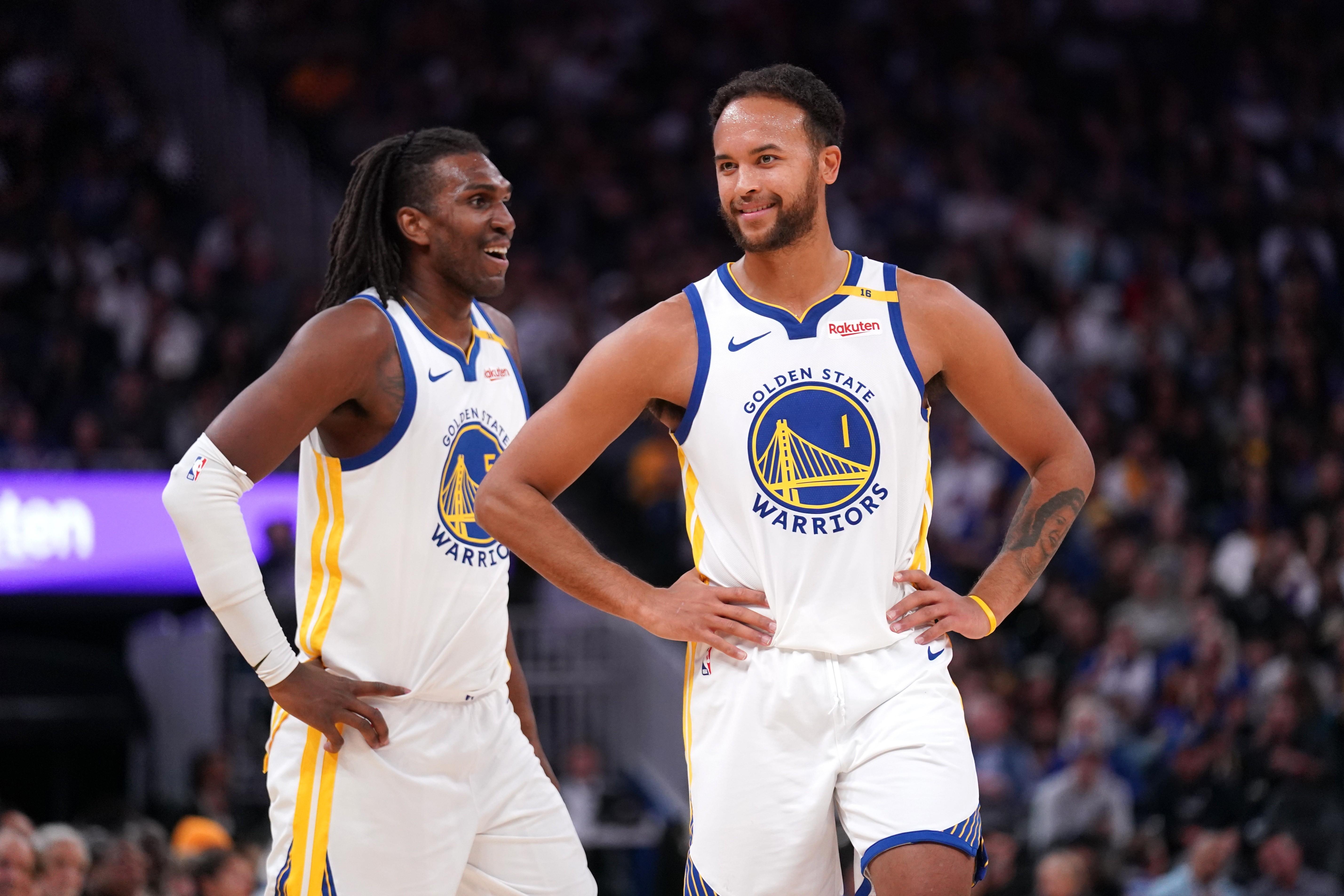 西亚卡姆回归赛场，连败首场状态亮眼，勇士观众沸腾！的简单介绍