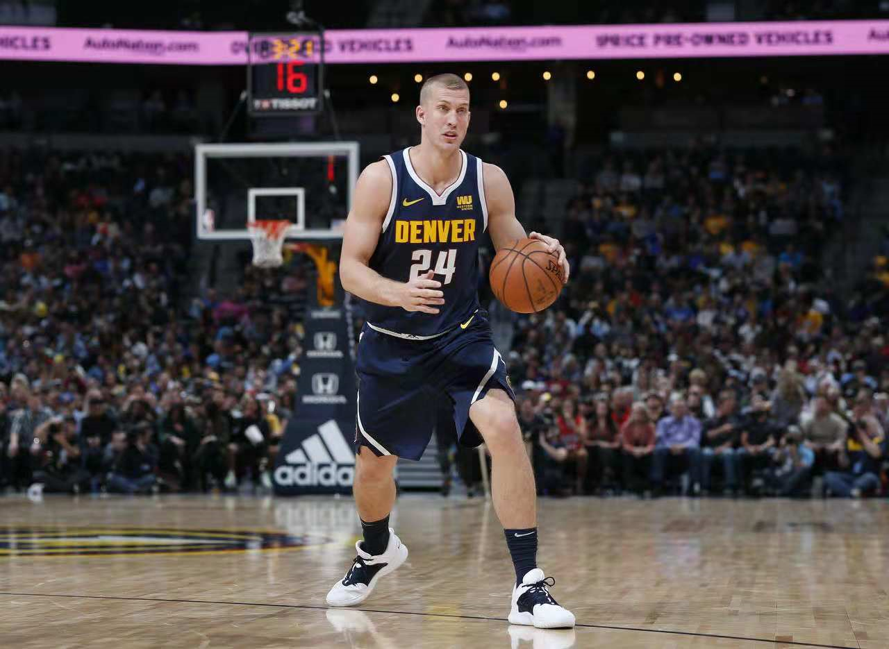 科维托娃回归赛场，问鼎冠军首场状态亮眼，篮网观众沸腾！的简单介绍